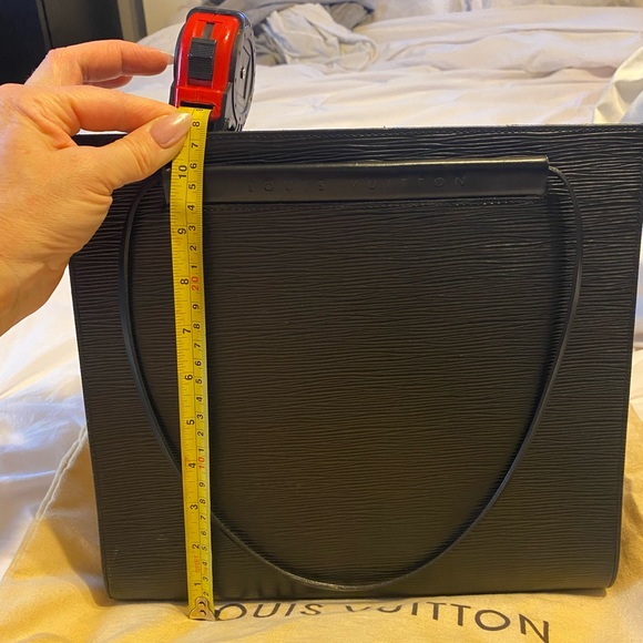 Stunning epi leather LV purse! Barely used comes with duster. - Picture 8 of 11